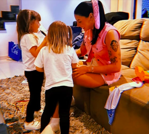 Zé Felipe encanta ao mostrar Ana Castela com suas filhas, Maria Flor e Maria Alice