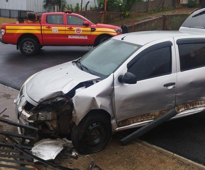 Colisão entre veículos deixa motorista ferida no Bairro Santo Antônio, em Campos Novos