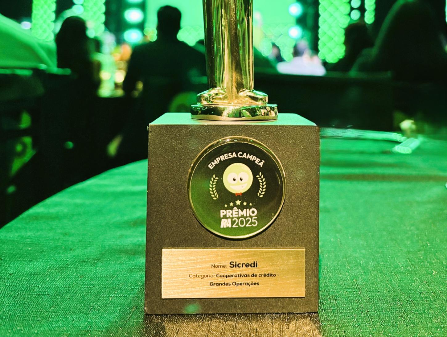 Sicredi é eleito pelo terceiro ano consecutivo líder em atendimento no Prêmio Reclame AQUI 2025