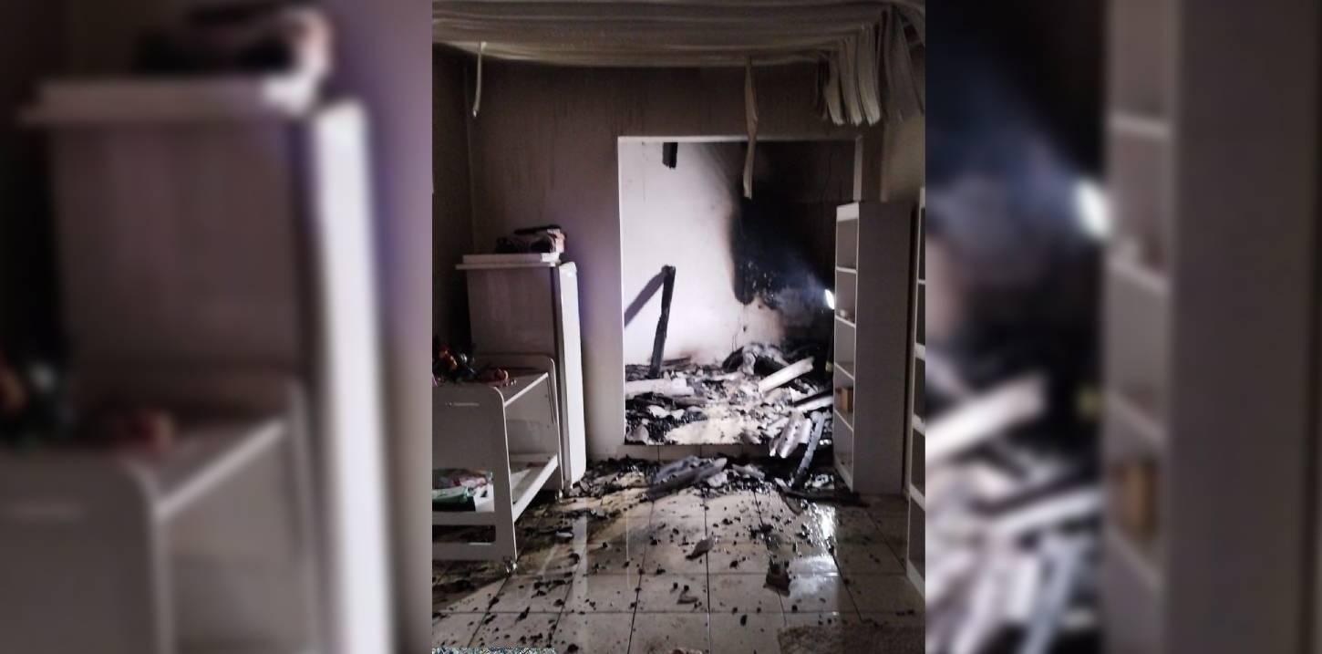 Bombeiros combatem incêndio em casa de dois pavimentos no Centro de Campos Novos