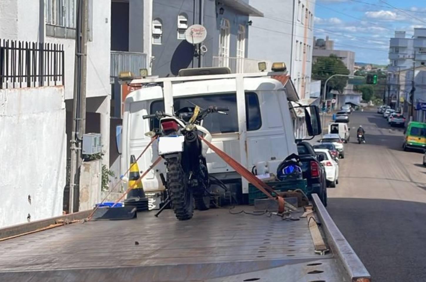 Polícia Militar flagra condutor sem CNH e remove motocicleta irregular em Campos Novos