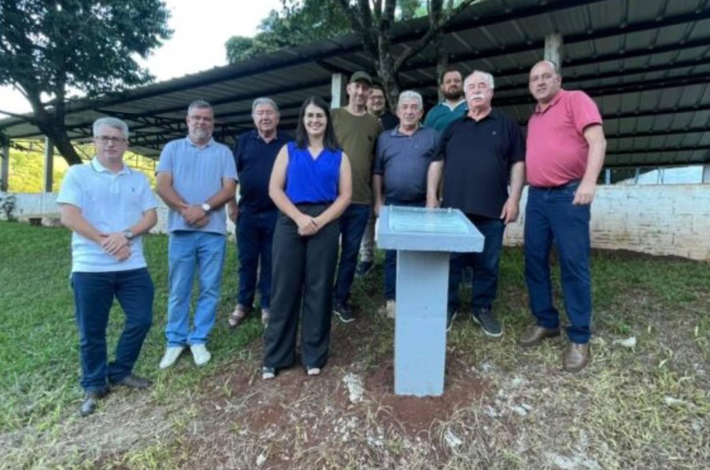 Prefeitura inaugura asfaltamento na Rua da Gruta no Distrito da Barra do Leão