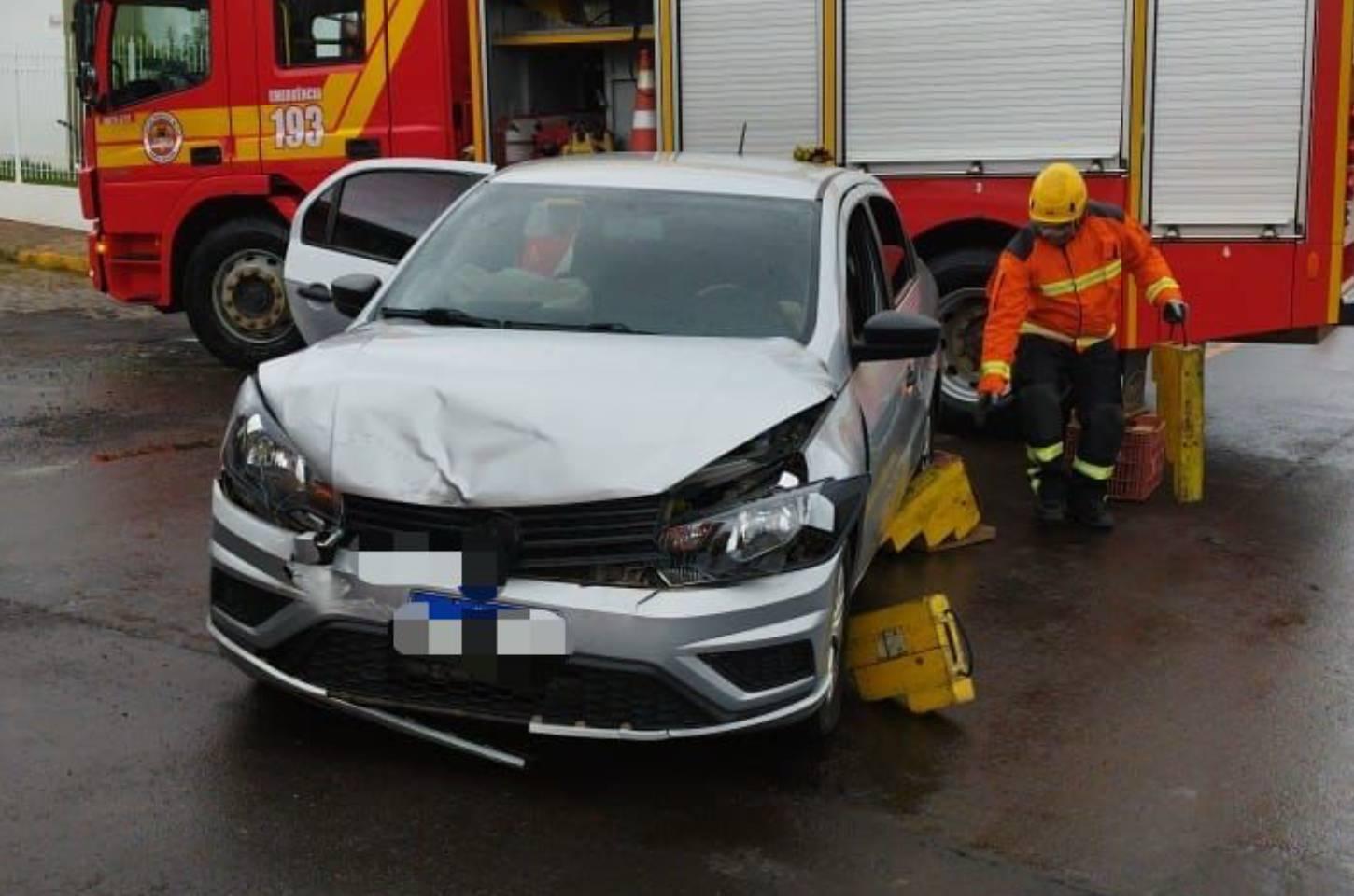 Bombeiros atendem colisão entre Voyage e Tracker em Campos Novos