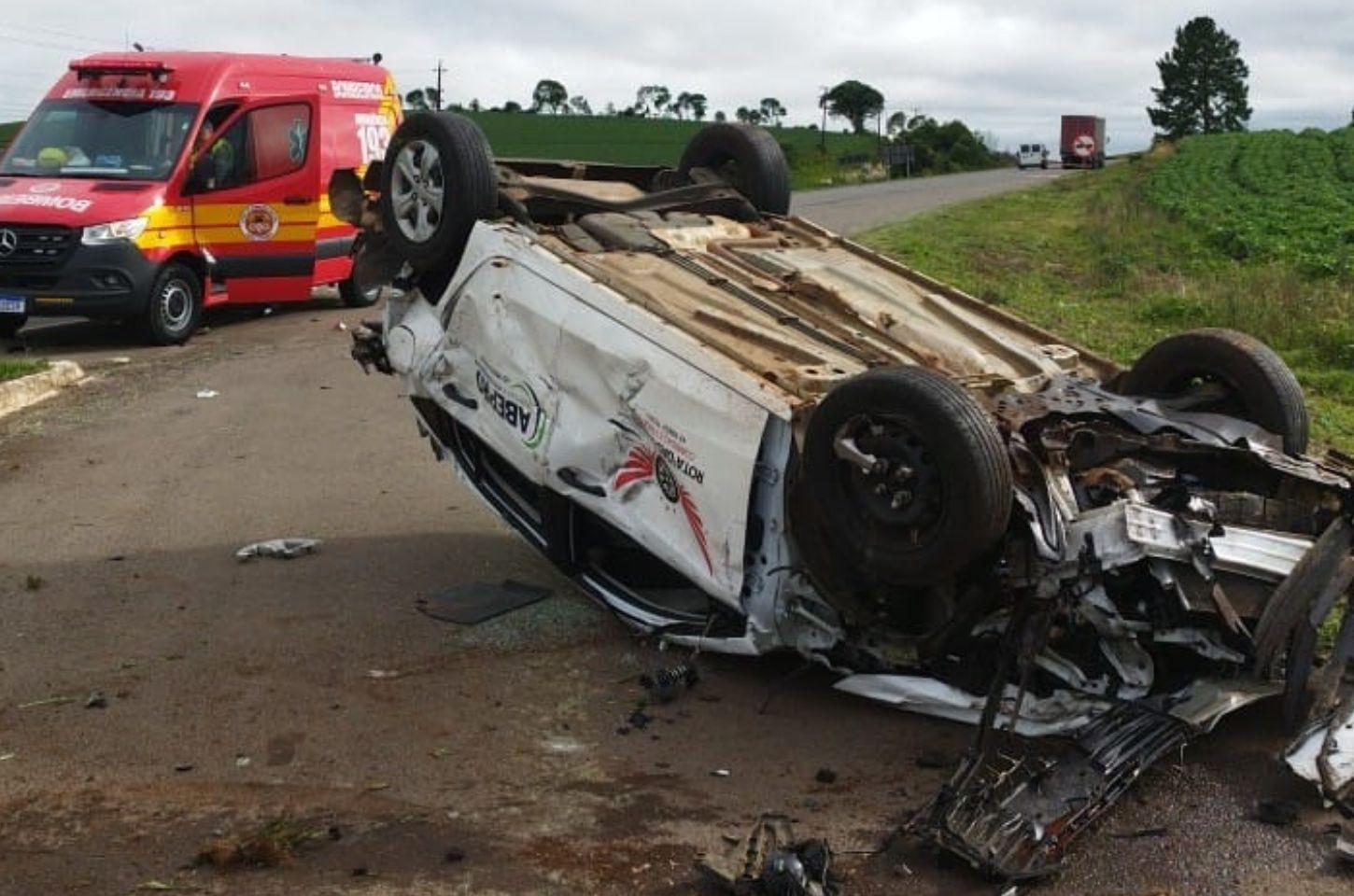 Carro capota após colisão com caminhão na BR-470, em Campos Novos
