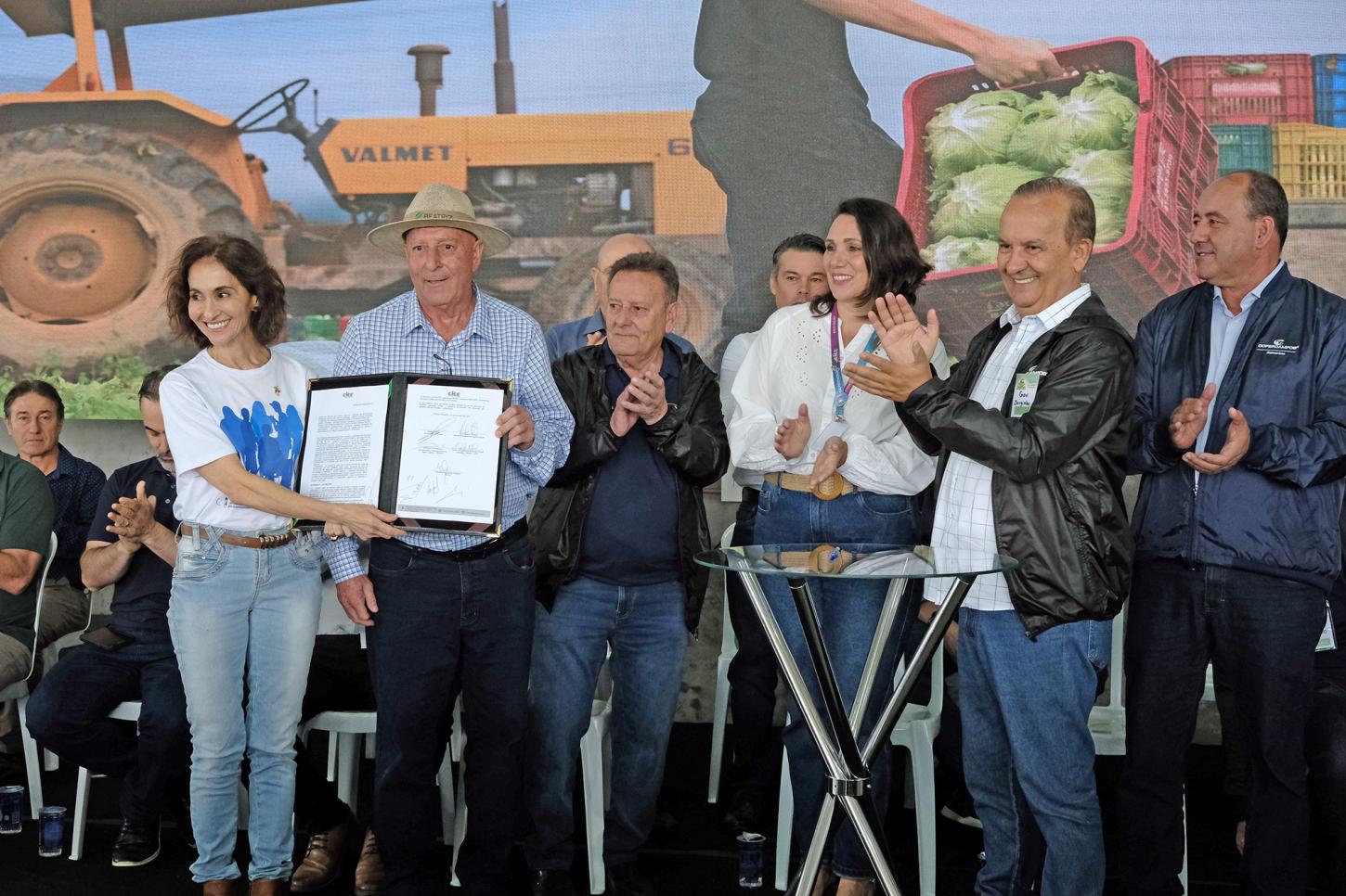 Copercampos firma parceria para implantação do Programa Jovem Aprendiz Rural