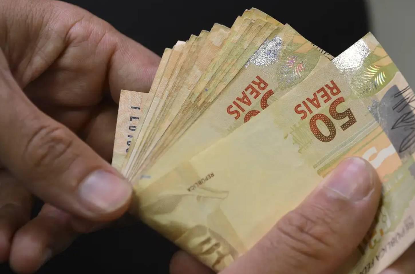 Governo envia alertas sobre imposto de renda pelo Gov.br e WhatsApp