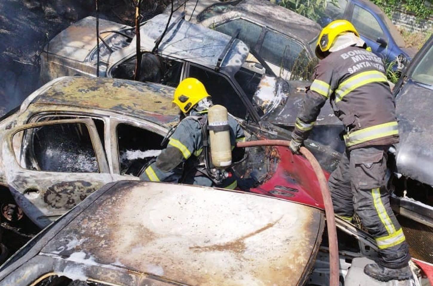 Incêndio atinge depósito de ferro-velho e destrói carcaças de veículos em Campos Novos