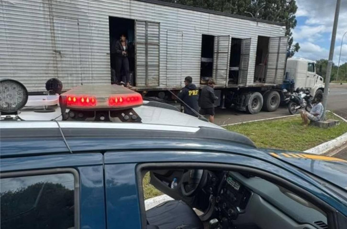 PRF flagra trabalhadores sendo transportados em baú de caminhão na BR-282 em Campos Novos