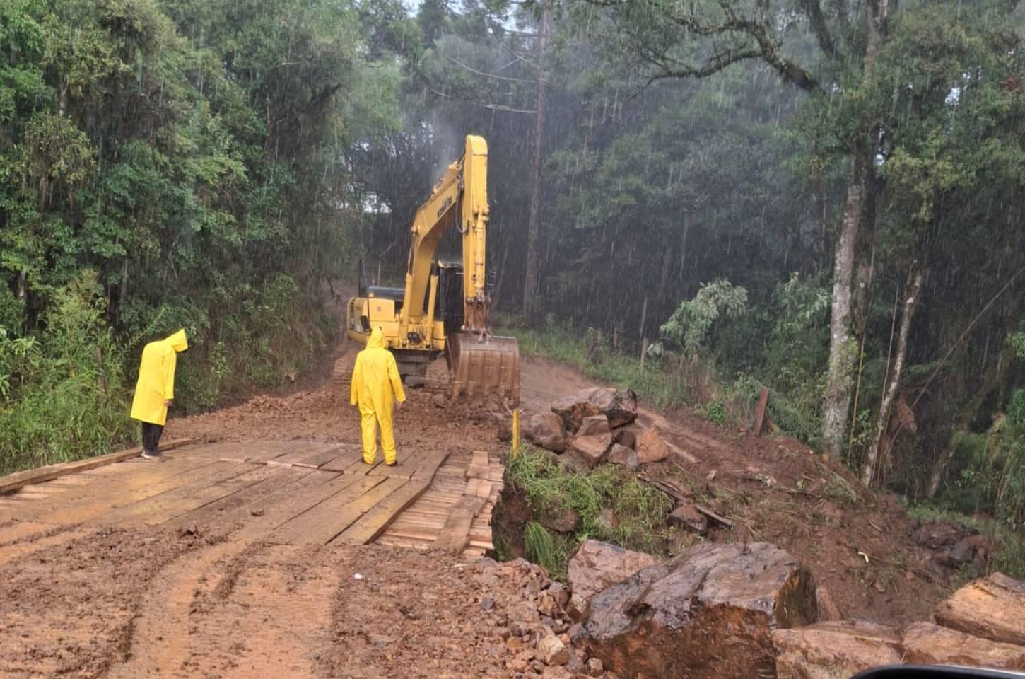 Secretaria de Obras realiza manutenção em ponte no Distrito do Dal Pai