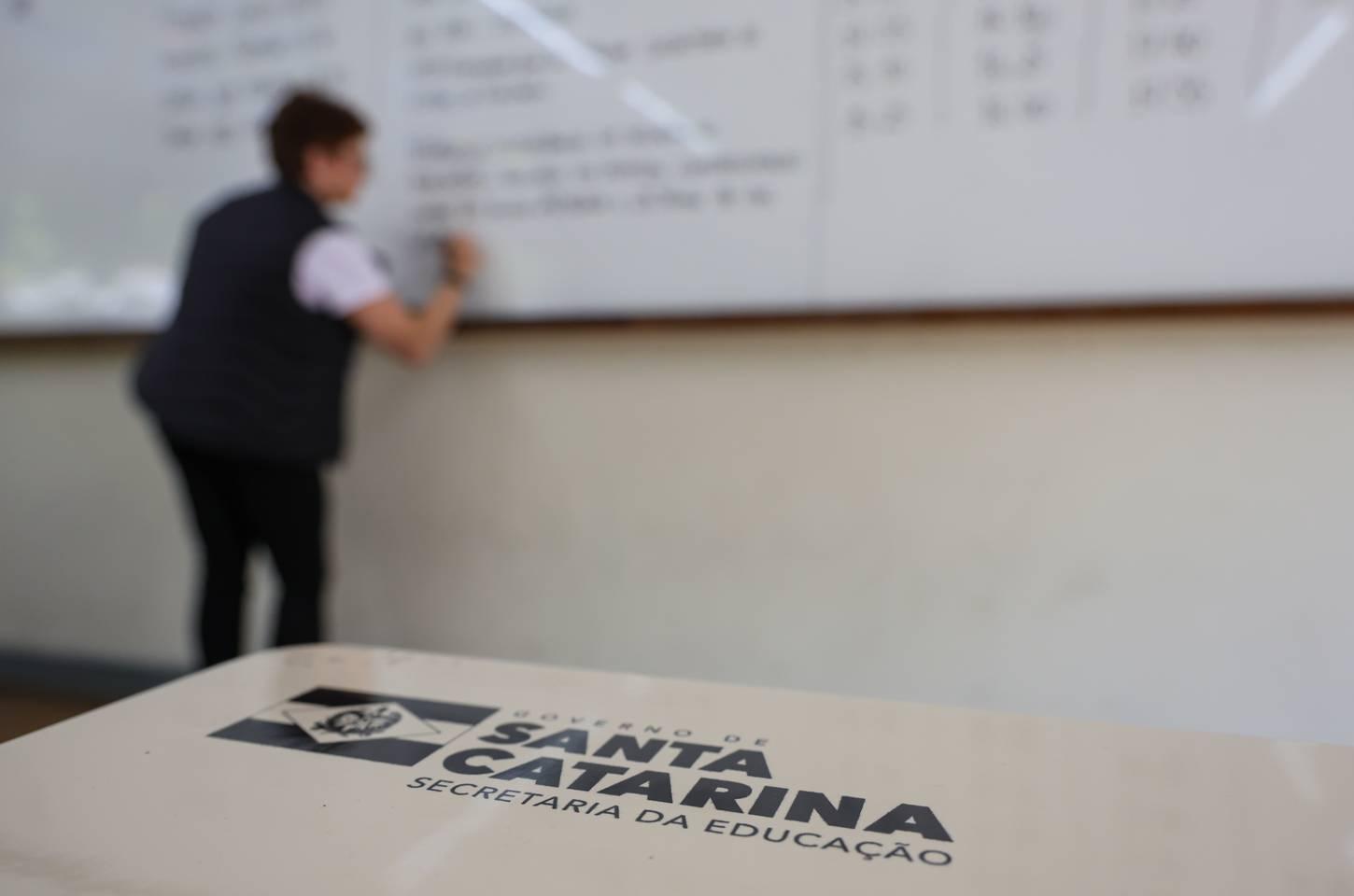 Governo de SC lança edital de novo concurso público da Educação com até 10 mil vagas para quadro efetivo da rede estadual