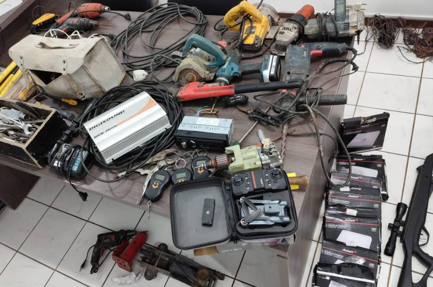 Operação conjunta das polícias Civil e Militar desarticula esquema de furtos e apreende objetos e arma