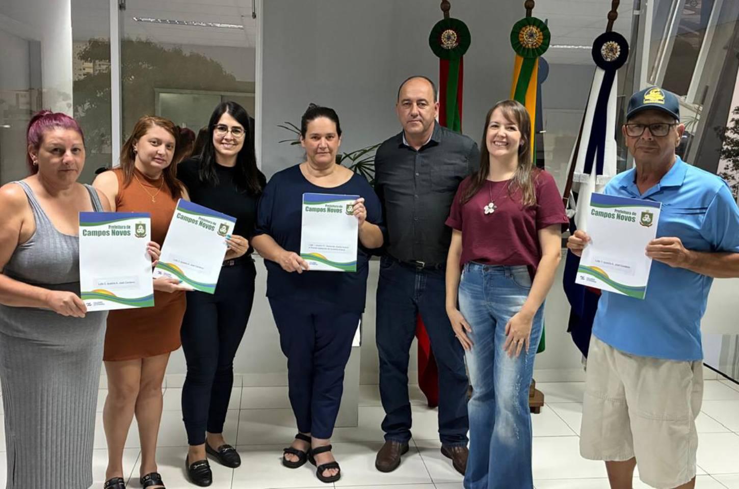 Prefeitura de Campos Novos realiza entrega de matrículas por meio do programa Reurb