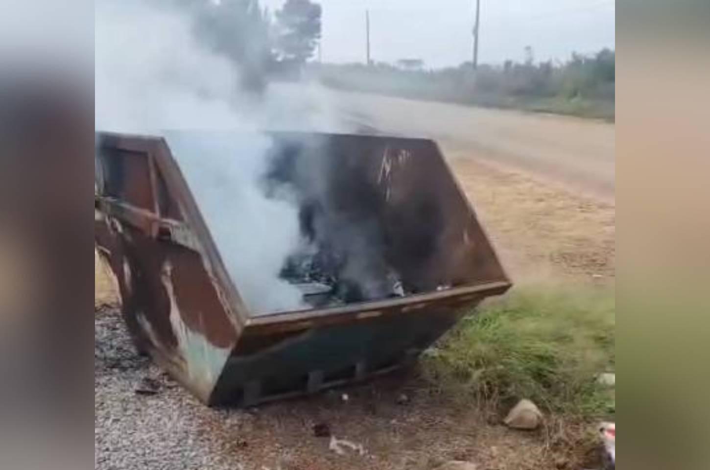 Caixa de entulho é incendiada no Aguapé e Secretaria de Obras reforça pedido de conscientização à população