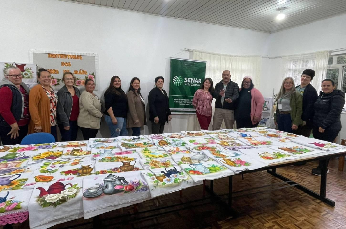 Curso de pintura ofertado pelo SENAR fortalece trabalho das instrutoras do Clube de Mães de Campos Novos