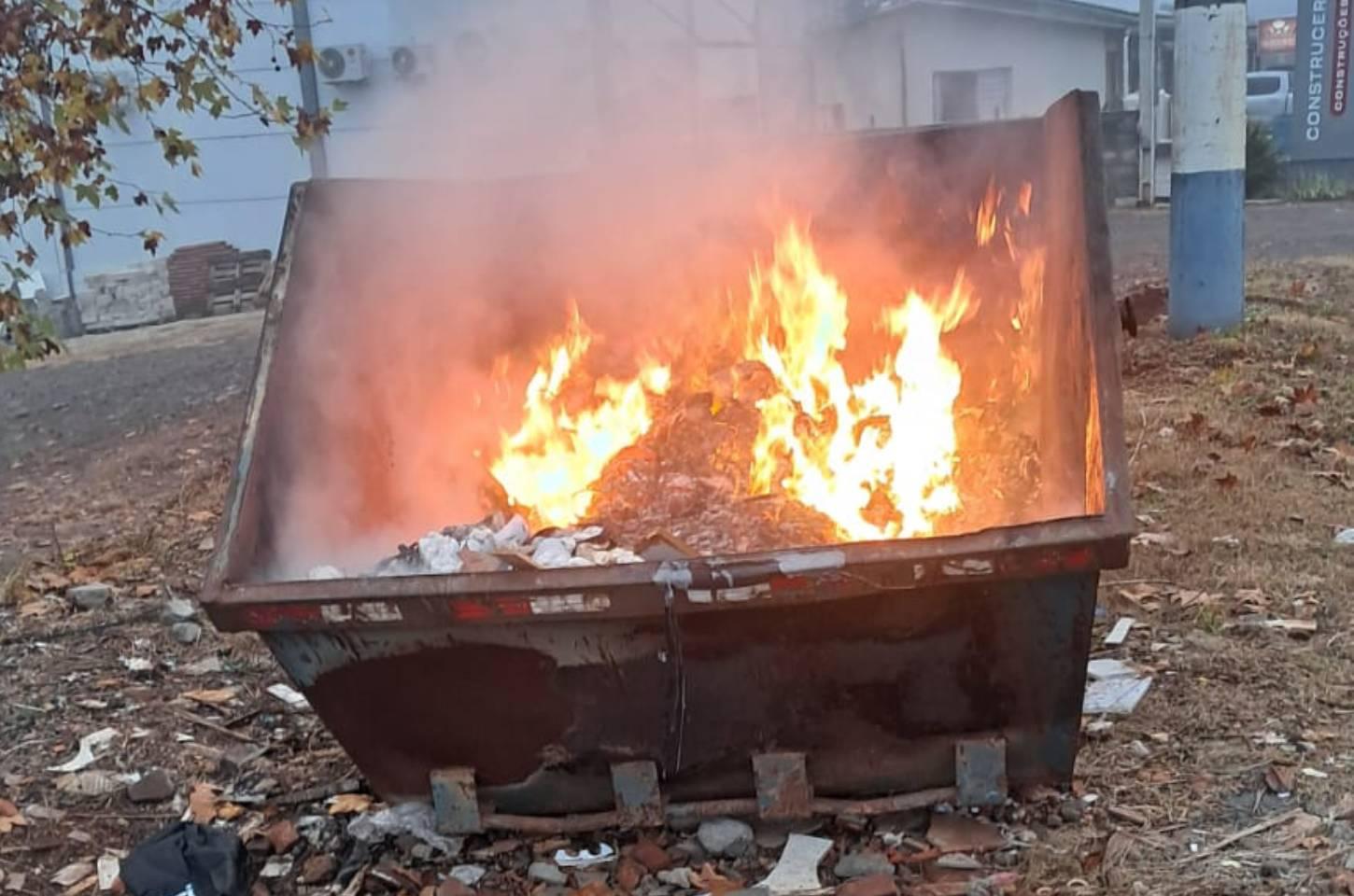 Mais uma caçamba de entulhos é incendiada em Campos Novos e Secretaria de Obras alerta para risco de suspensão do serviço