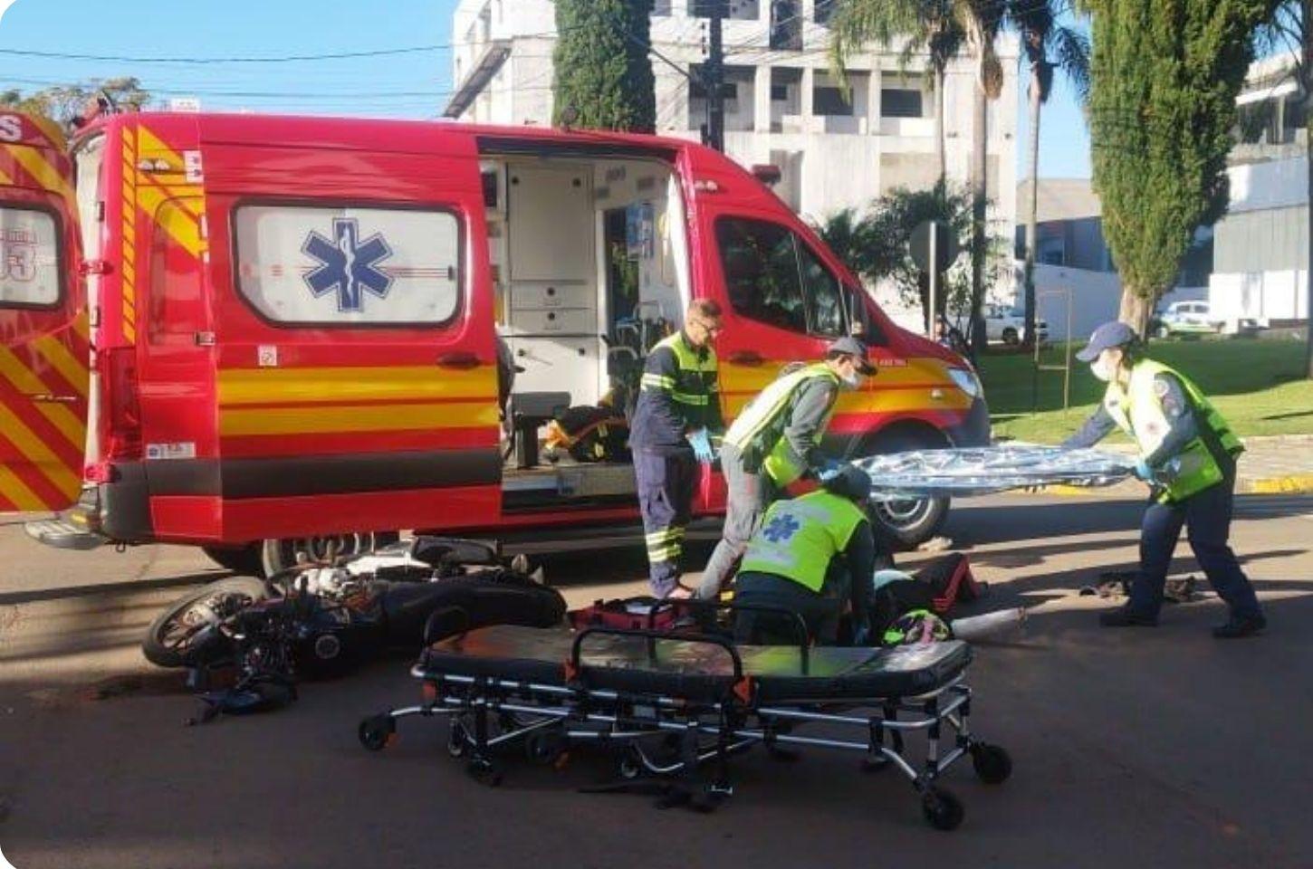Motociclista é socorrida após colisão entre moto e veículo no Centro de Campos Novos