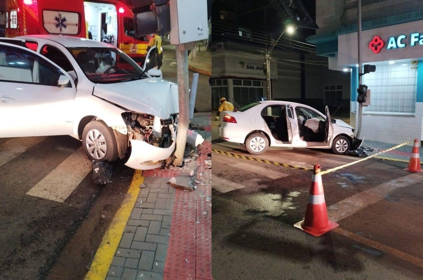 Motorista fica ferida após colidir carro contra semáforo no Centro de Campos Novos