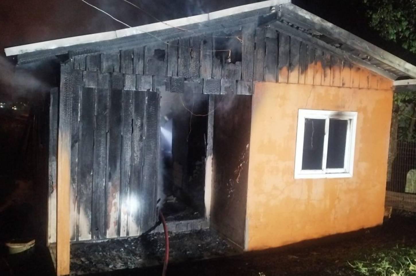 Assistência Social acolhe idosa e descobre que sua casa foi destruída por incêndio durante a madrugada