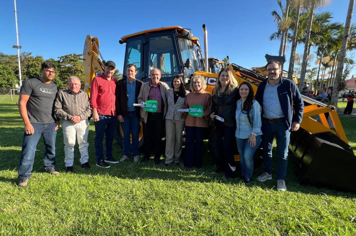 Campos Novos recebe retroescavadeira para fortalecer a produção agrícola
