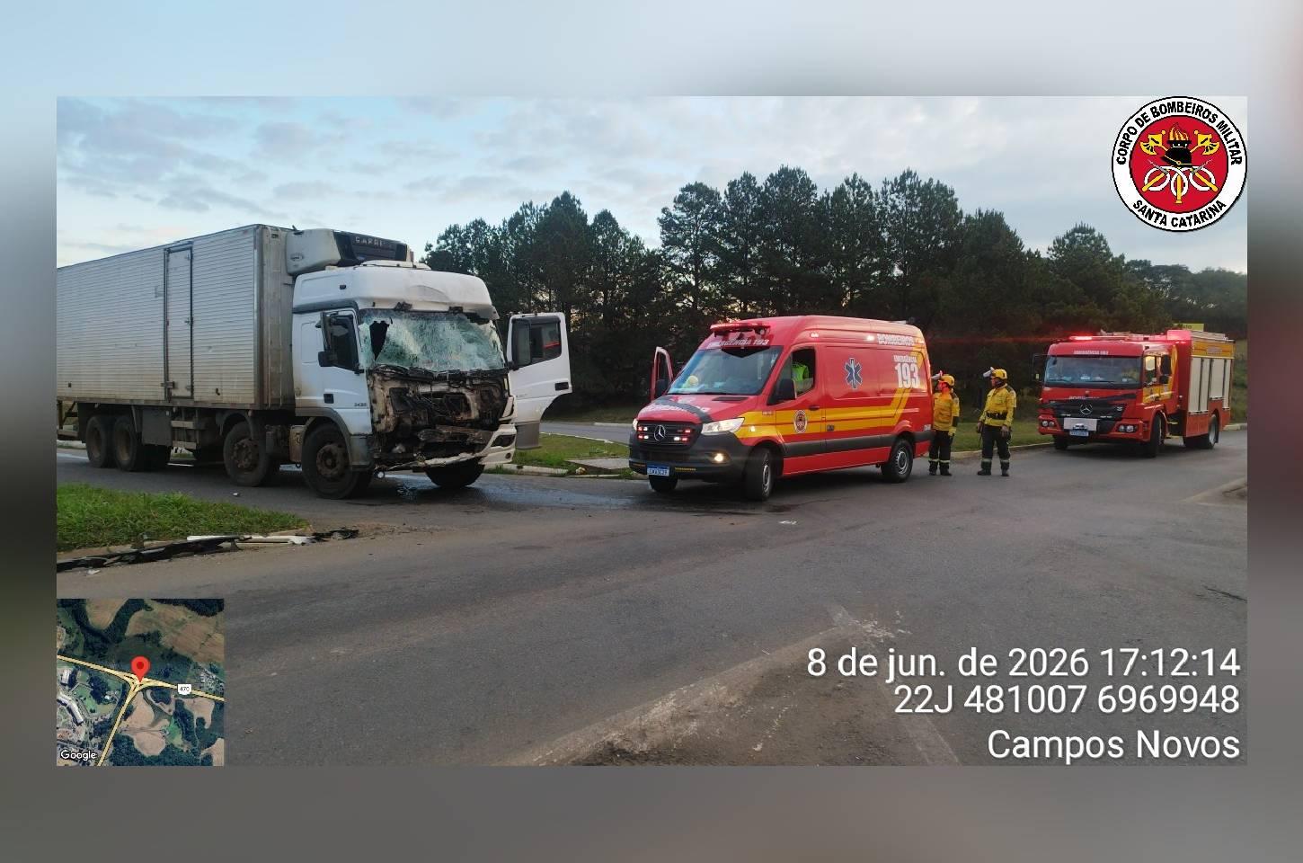 Colisão entre caminhões deixa motorista ferido na BR-282 em Campos Novos
