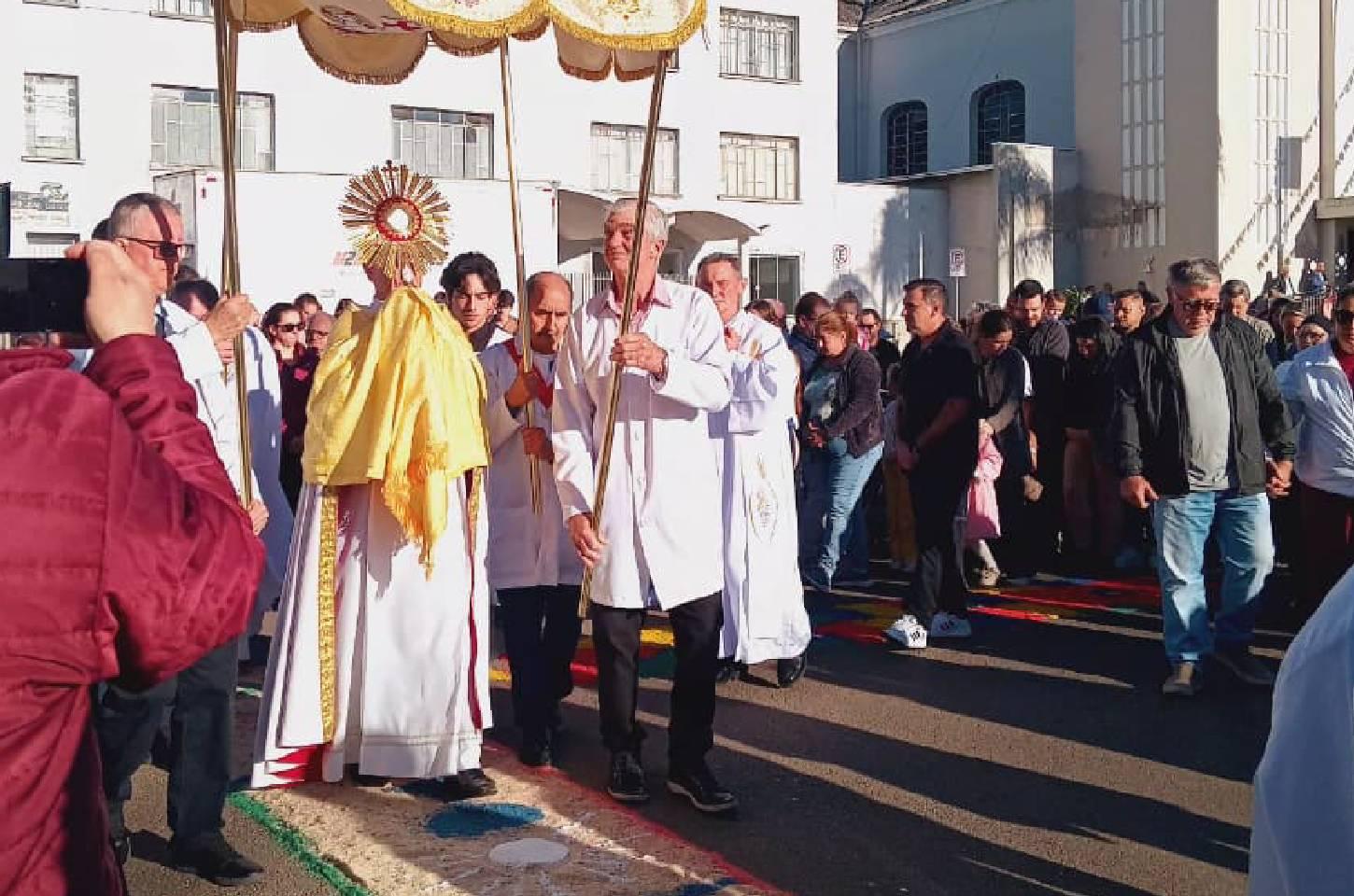 Corpus Christi reúne grande número de fiéis em celebração marcada pela fé e devoção em Campos Novos
