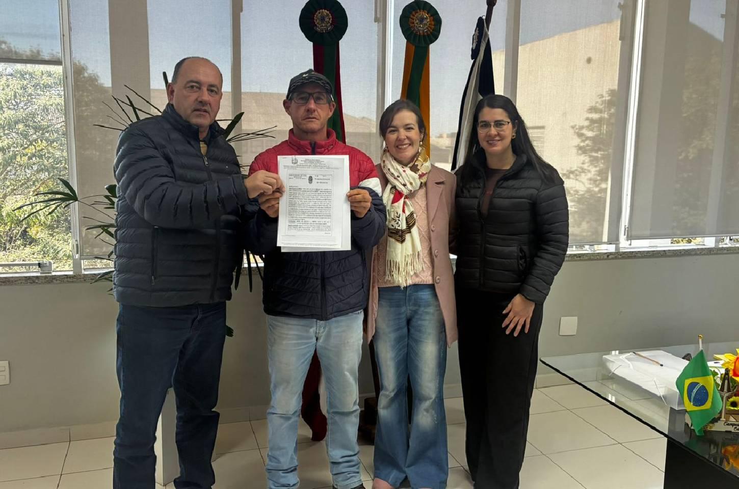 Prefeitura entrega escritura aguardada há mais de sete anos