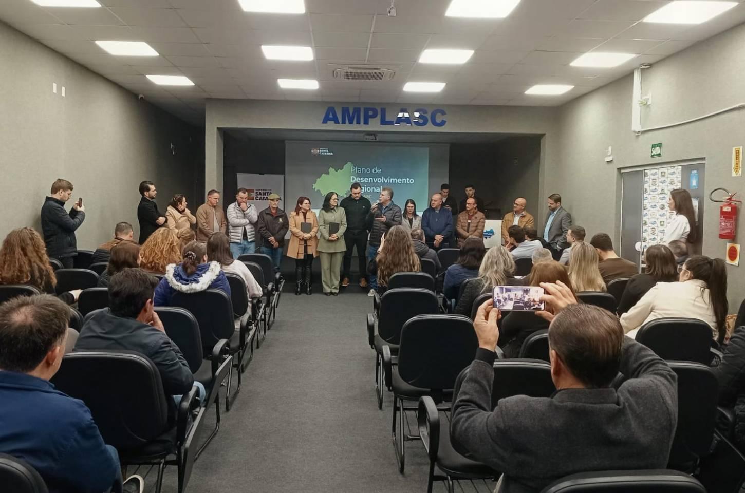 Secretário de Estado do Planejamento destaca inovação e uso de dados durante encontro regional em Campos Novos