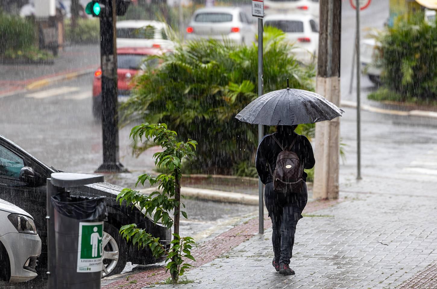 Semana de chuva forte em SC reflete tendência dos próximos meses