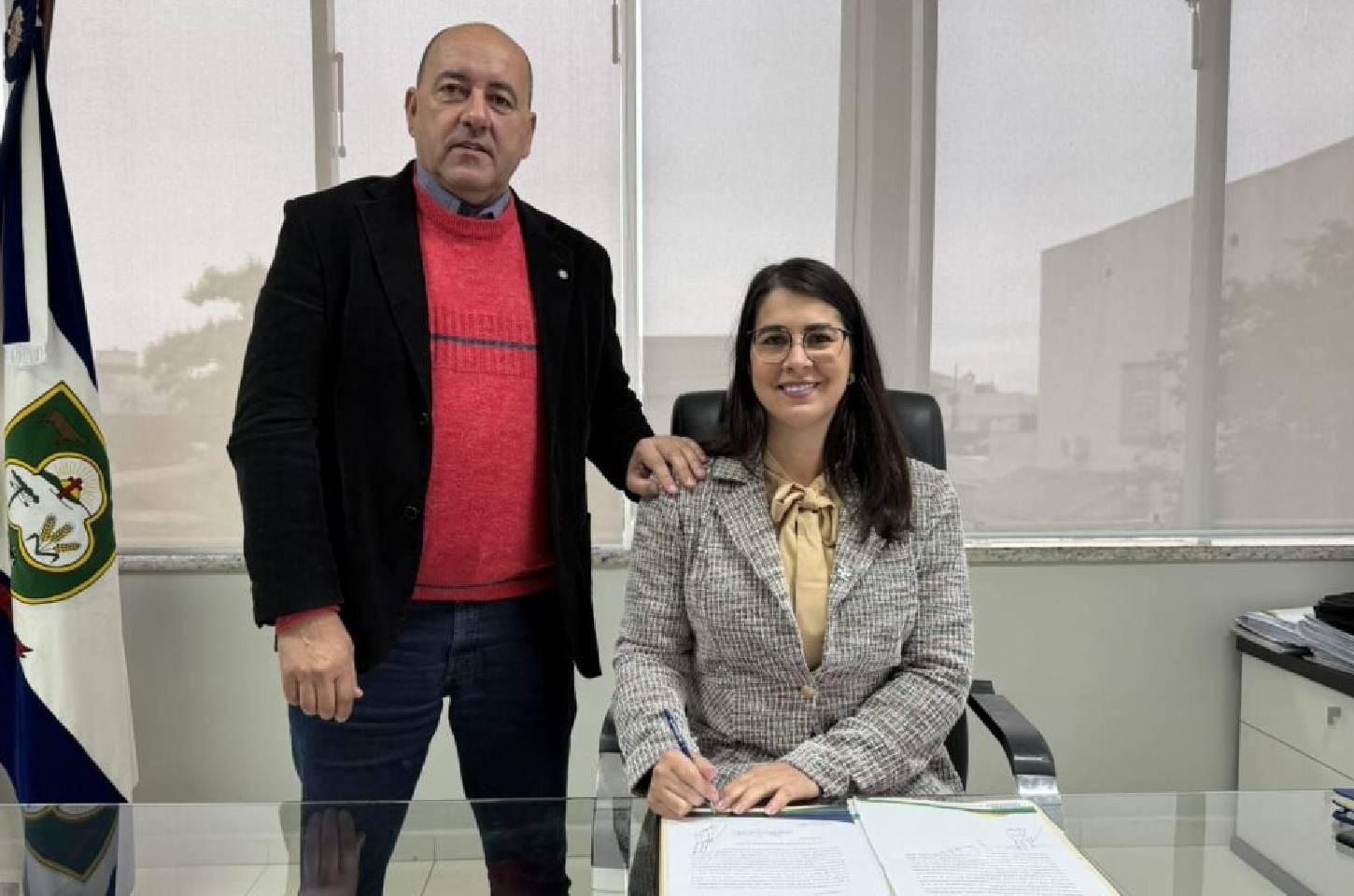 Transmissão de cargo marca posse interina de Cláudia Lessi na Prefeitura de Campos Novos
