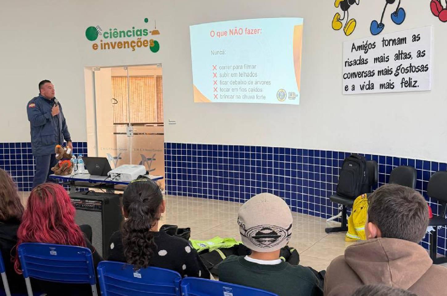 Bombeiros promovem palestra sobre prevenção e situações de emergência para estudantes em Campos Novos