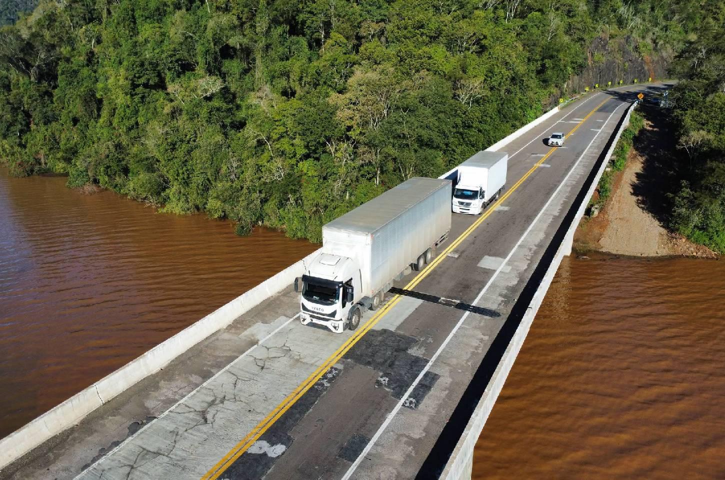 Buracos na ponte sobre o Rio Uruguai entre Campos Novos e Barracão (RS) e asfalto deteriorado aumentam riscos na BR-470