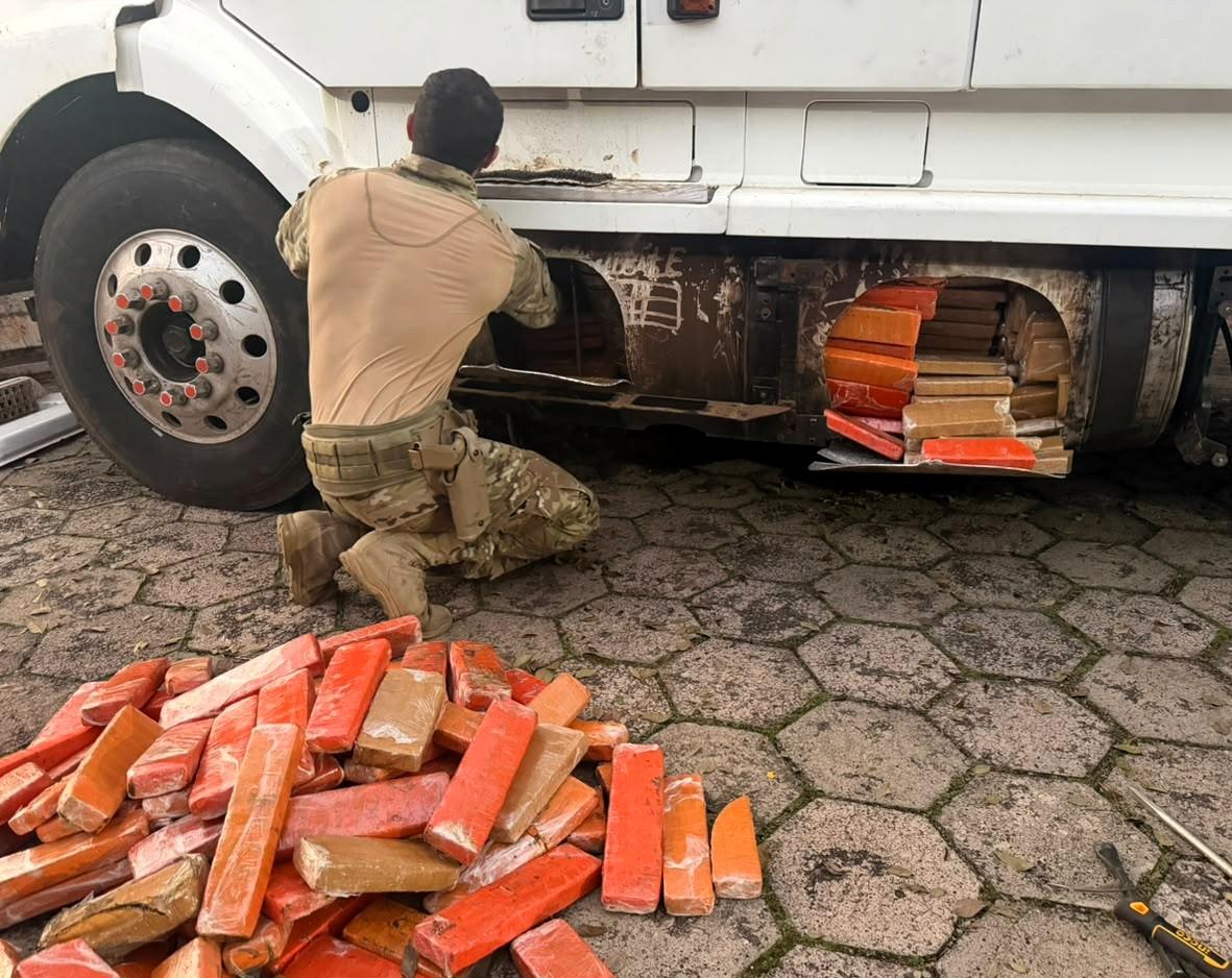Cão farejador da PRF descobre mais de meia tonelada de maconha escondidos em carreta