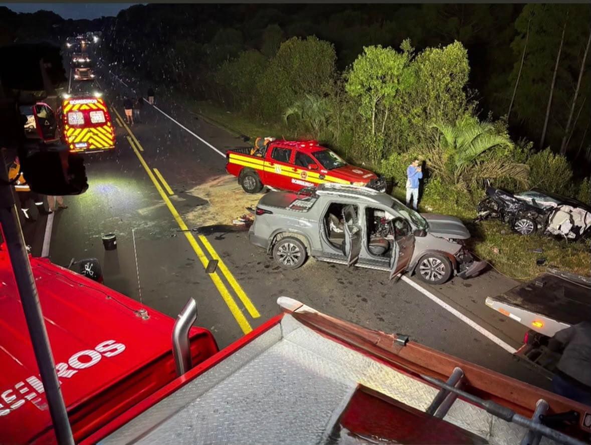 Colisão entre dois carros e carreta deixa cinco feridos na BR-282 em Campos Novos