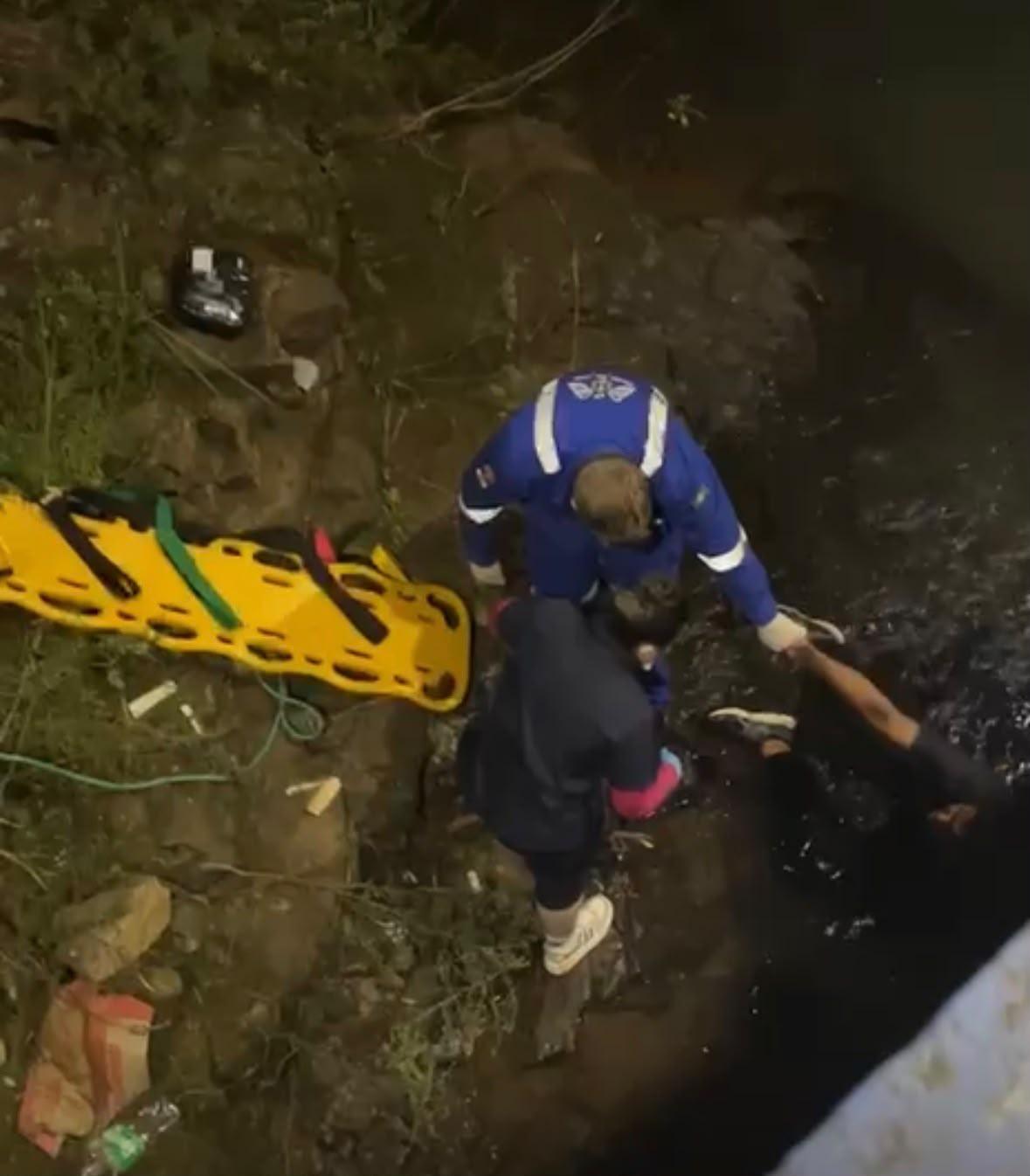 Homem fica ferido após cair de ponte de cerca de 4 metros em Erval Velho