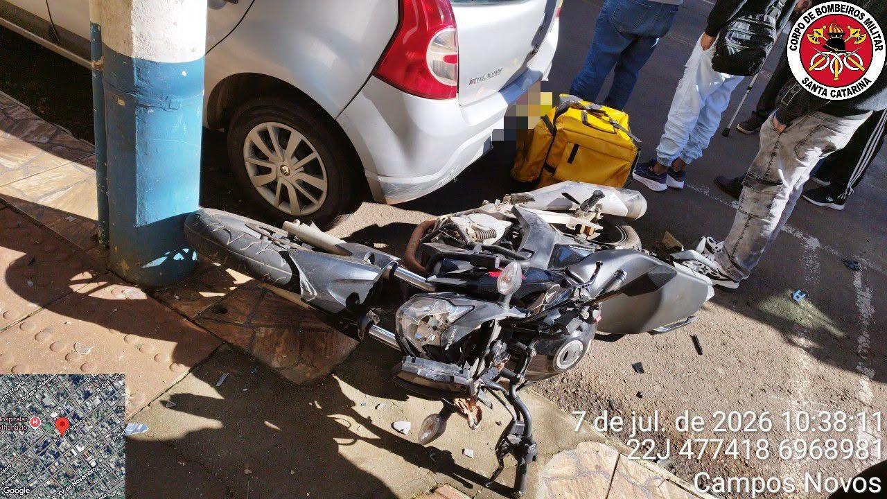 Motociclista fica gravemente ferido após colisão no Centro de Campos Novos