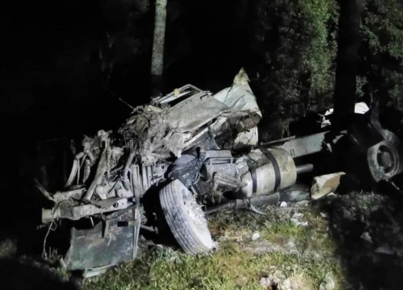 Motorista de carreta morre após veículo despencar em ribanceira na SC-355