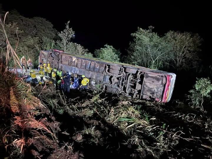 Ônibus cai em ribanceira e deixa três mortos no Oeste catarinense