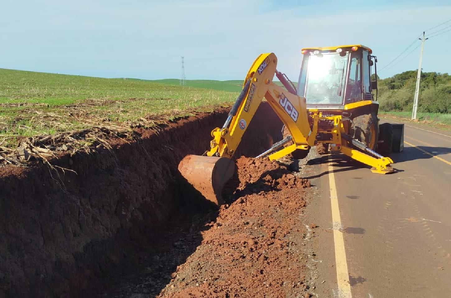 Secretaria de Obras realiza limpeza de canaletas após período de chuvas em Campos Novos