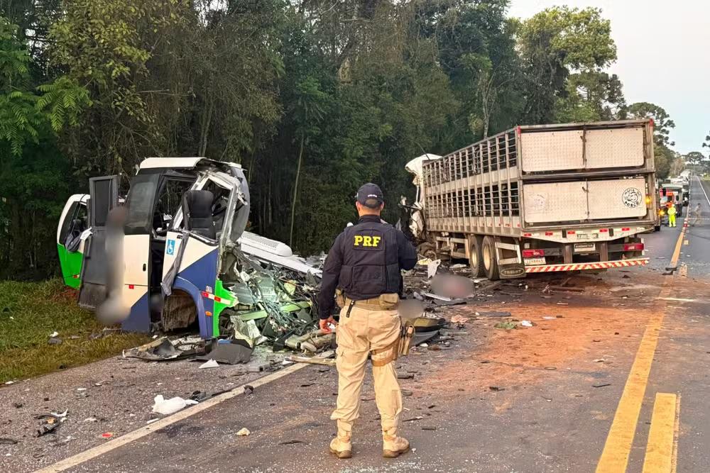 Acidente na BR-373 deixa 23 mortos e governo do Paraná decreta luto oficial de três dias