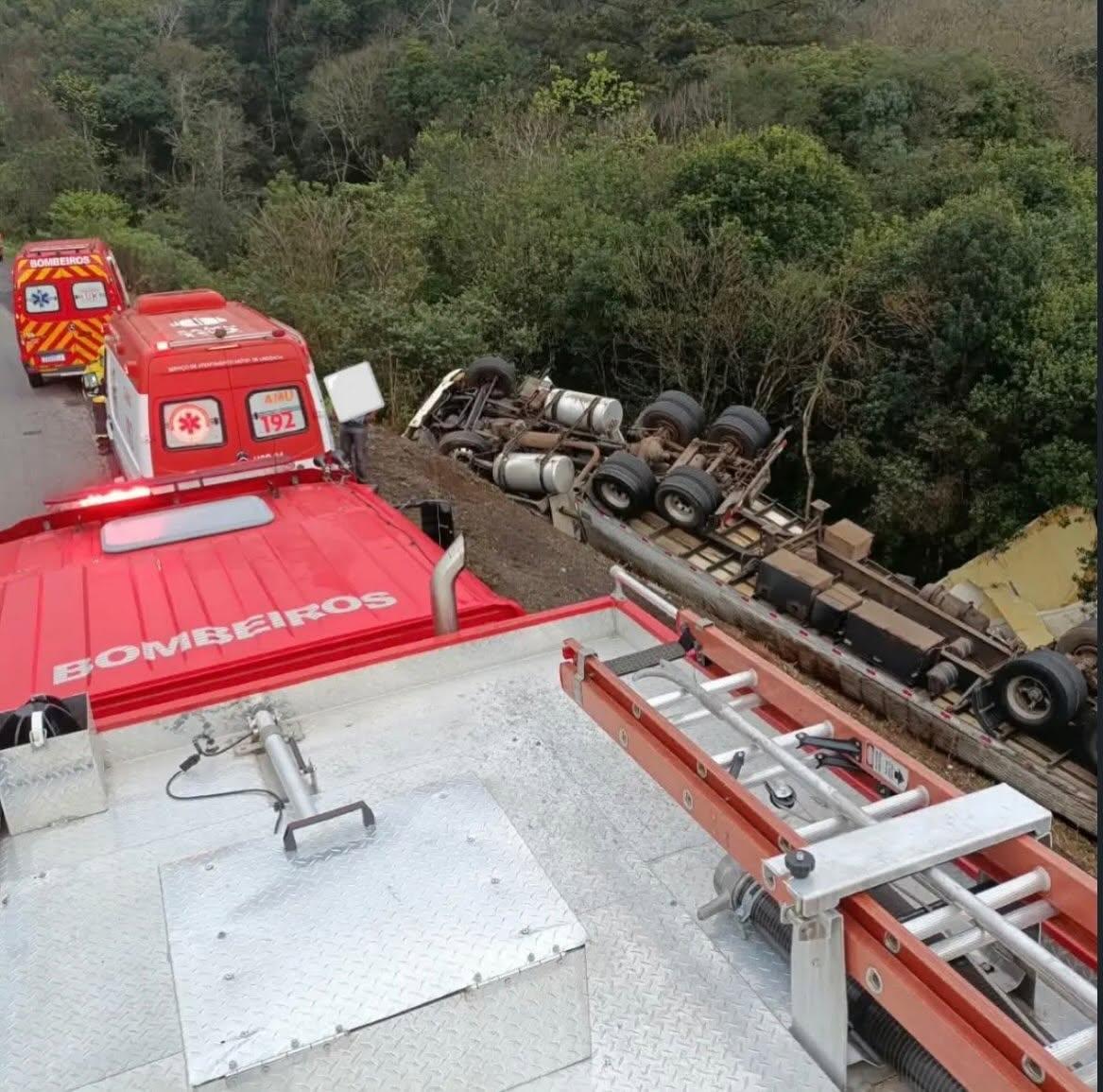 Carreta tomba na BR-470 e deixa mulher ferida em Campos Novos