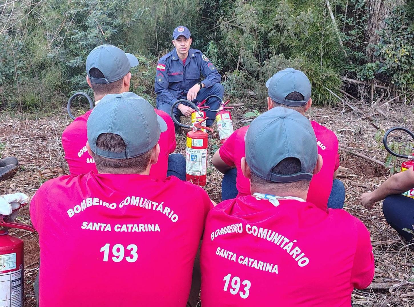Novos alunos do curso de bombeiros comunitários participam de atividade de adaptação em campos novos