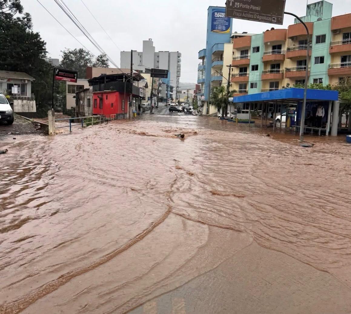 Chuva intensa faz Rio Capinzal transbordar