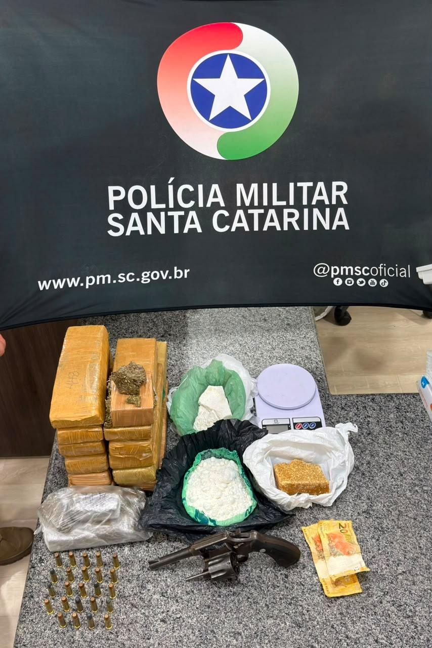 Homem é preso com mais de 14 quilos de drogas, arma de fogo e munições em Campos Novos