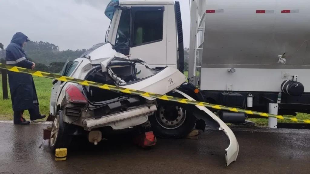 Homem morre após colisão entre carro e caminhão na SC-135, em Videira