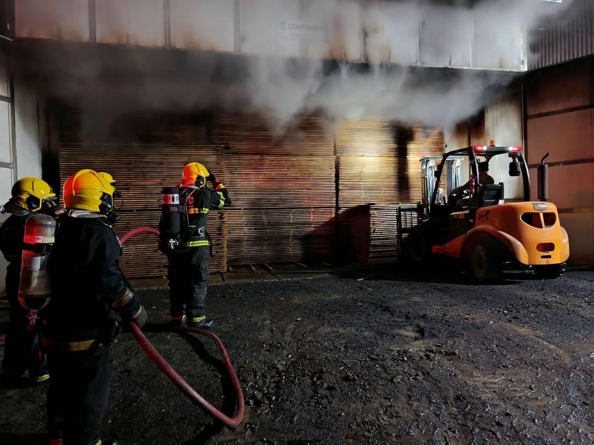 Incêndio atinge estufa com 63 metros cúbicos de madeira em Santa Cecília