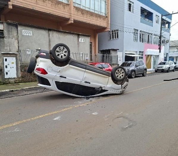 Mulher fica ferida após capotamento que atingiu três veículos estacionados no Centro de Campos Novos
