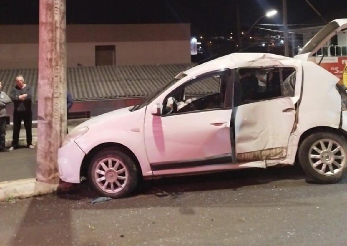 Mulher morre após carro bater contra poste em Campos Novos
