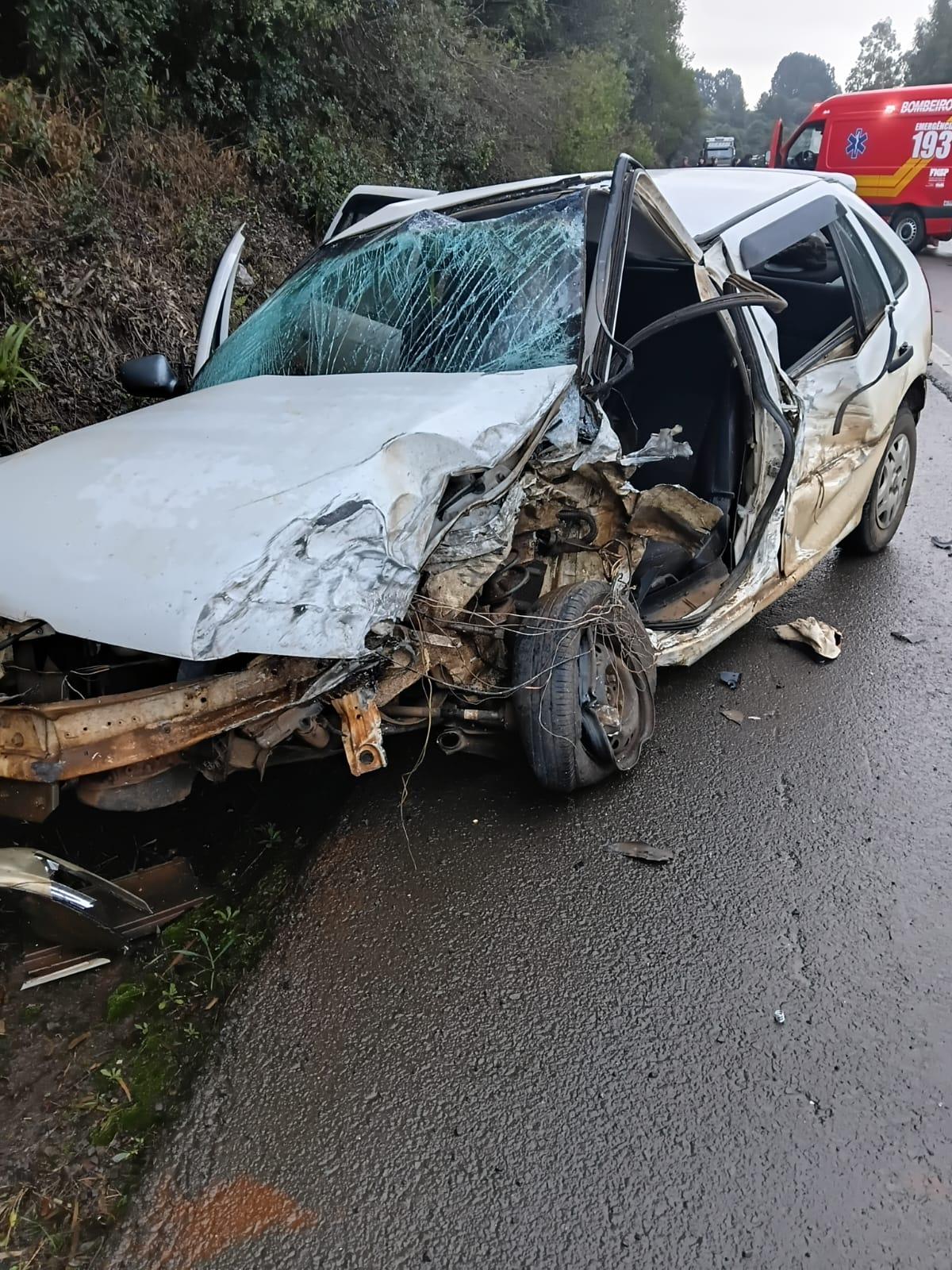 Uma pessoa morre após acidente entre carro e carreta na BR-470 em Brunópolis
