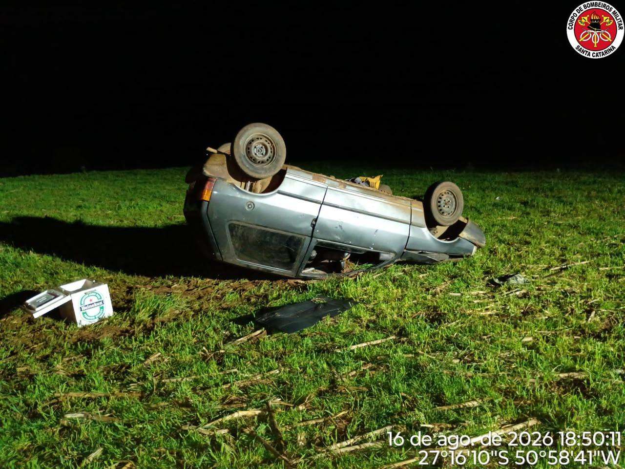 Veículo capota durante fuga e deixa três feridos em Campos Novos
