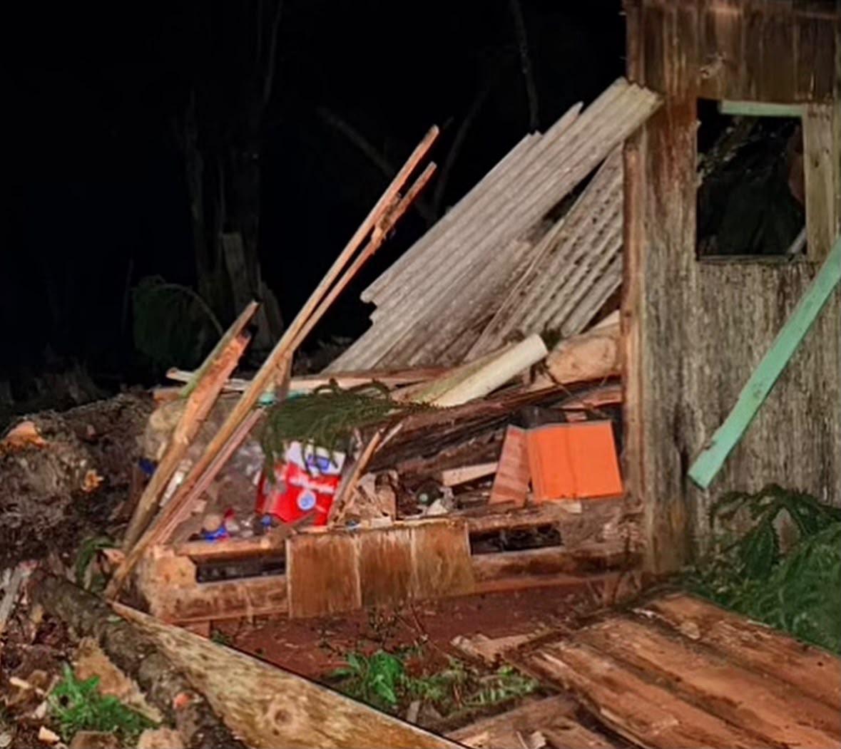 Chuvas e ventos fortes deixam casas destelhadas em Campos Novos e região